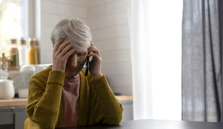 Falešný policista a bankéř několik hodin přesvědčovali ženu, že musí ochránit její peníze. Přišla o 24 milionů 