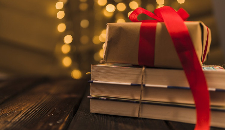 Jaké knihy pořídit pod vánoční stromeček? Tady jsou naše tipy