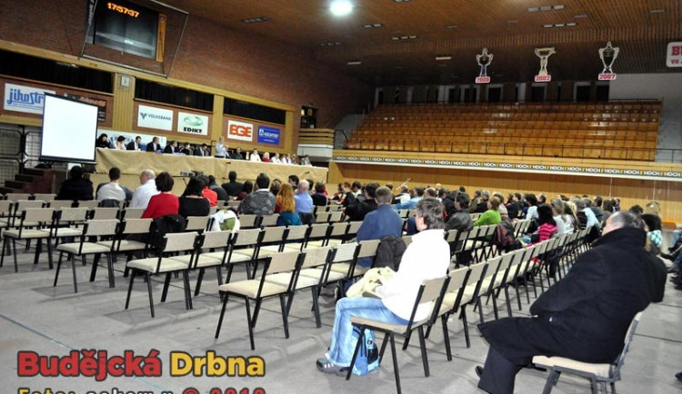 Nadlimitní azbest byl na Máji naměřen už 21. června!