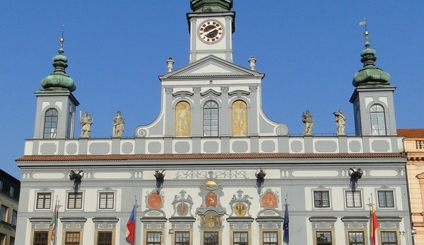 Sanaci azbestu na májských školách zaplatí město