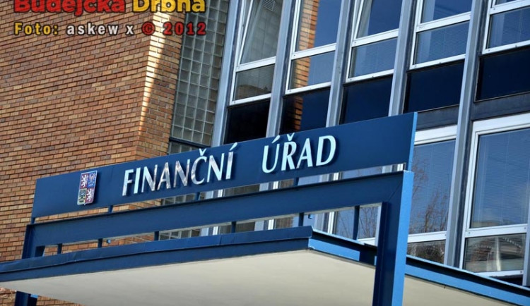 Miliony na účtu manželky Pavla Dlouhého: Kde je pravda?