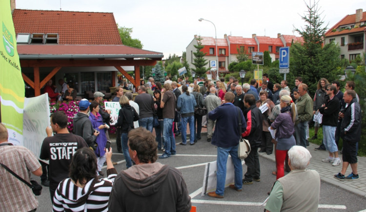 Hnutí Duha "zachraňovalo" Šumavu v Hluboké nad Vltavou