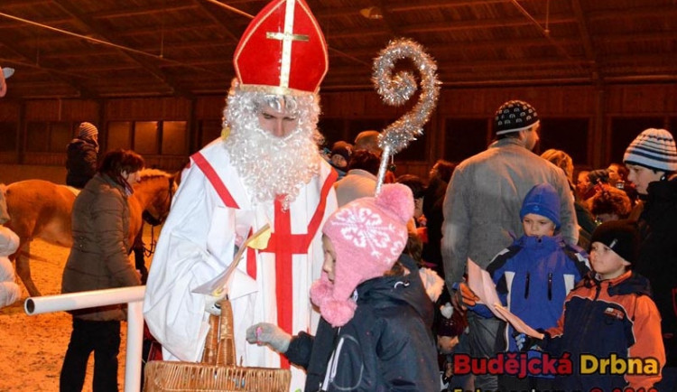 Mikuláš, čerti a andělé přijeli za dětmi na koni