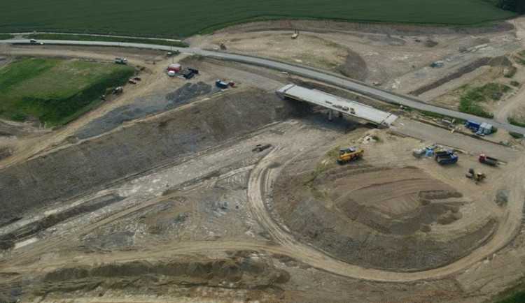 K Budějicům cesta. Dálnice to ale není...