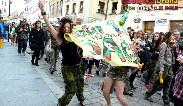 Město žilo majálesem, centrem prošel tradiční průvod