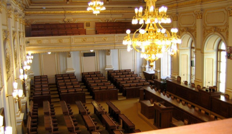 Politici, klidně si zvedněte platy. Ale choďte do práce...