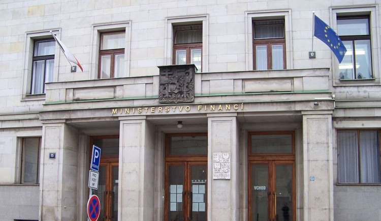 Výběr daní se v roce 2015 propadá. Proč?