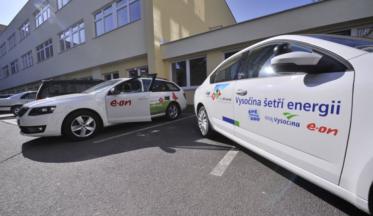 První osobní automobil s pohonem na stlačený zemní plyn má pelhřimovská škola