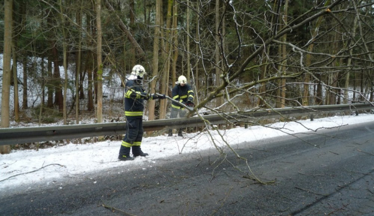Situace v kraji se uklidnila, hasiči už u popadaných stromů zasahují jen ojediněle