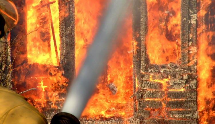 V Nové Vsi u Světlé hoří rodinný dům, v Krahulčí hořel masokombinát