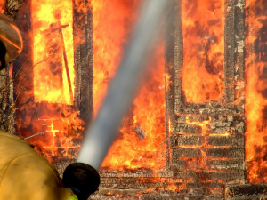 Při požáru domu na Havlíčkobrodsku našli hasiči ohořelé tělo