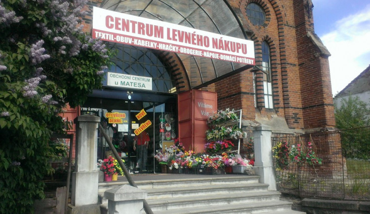 Synagogu hyzdí asijská tržnice