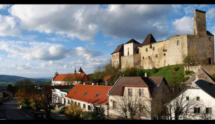Hrad v Lipnici nad Sázavou letos návštěvníky láká na tradiční prohlídky se šermíři, výstavy, koncerty i Haškovu komůrku.
