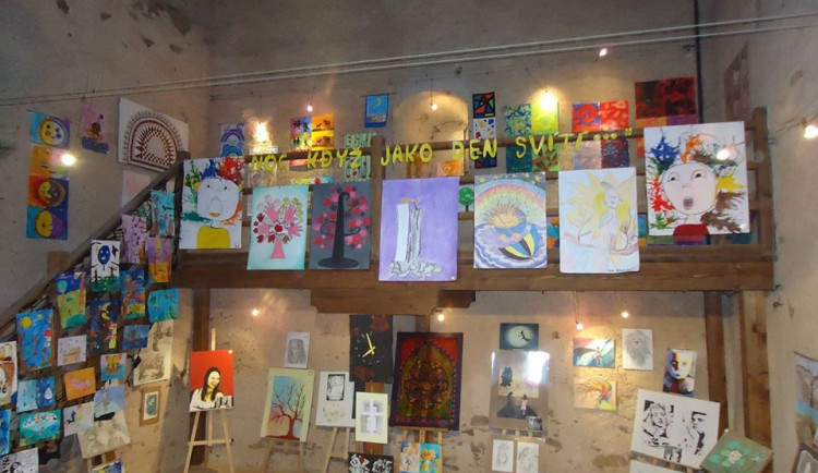 : Díla mladých umělců zaplnila věž kostela Všech svatých v Kamenici nad Lipou. Vernisáž výstavy Noc jako den svítí se uskuteční tento pátek v rámci Noci kostelů. 