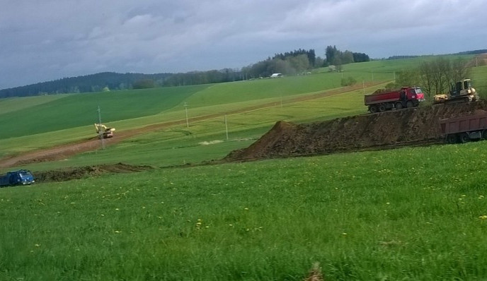 Mezi Libkovou Vodou a Ústrašínem se pilně pracuje na výstavbě obchvatu. Řidiči by se po něm měli poprvé projet v roce 2017.
