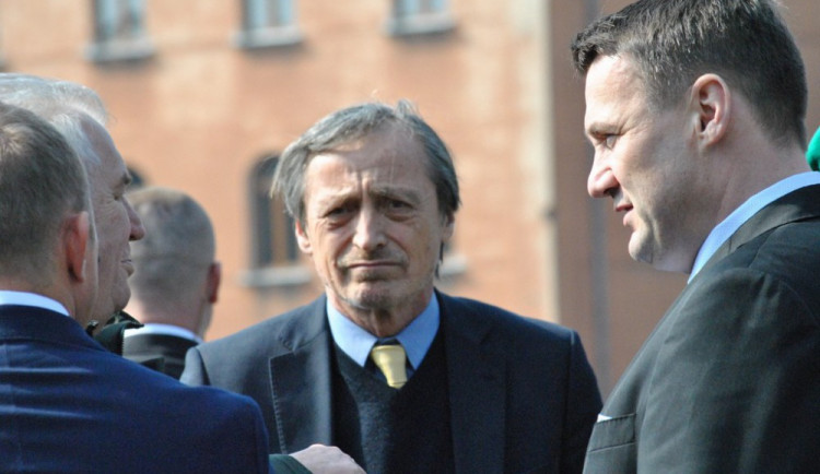 Na dům ministra Martina Stropnického někdo hodil zápalné láhve