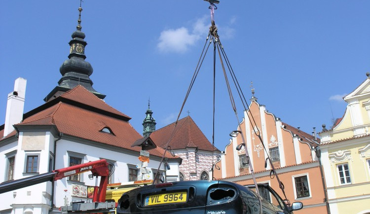 Auto visí za knihu.