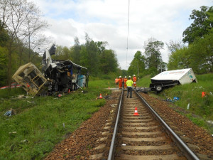 V Lukách nad Jihlavou se střetl nákladní vůz s osobním vlakem, nehoda si vyžádala zranění