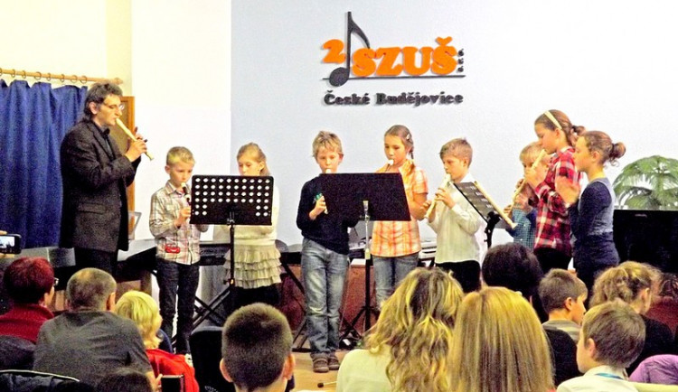 Miroslav Dvořák: Naše škola učí děti hrát srdcem