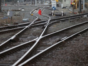 Srážka nákladního auta s vlakem zablokovala trať Kolín - Havl. Brod