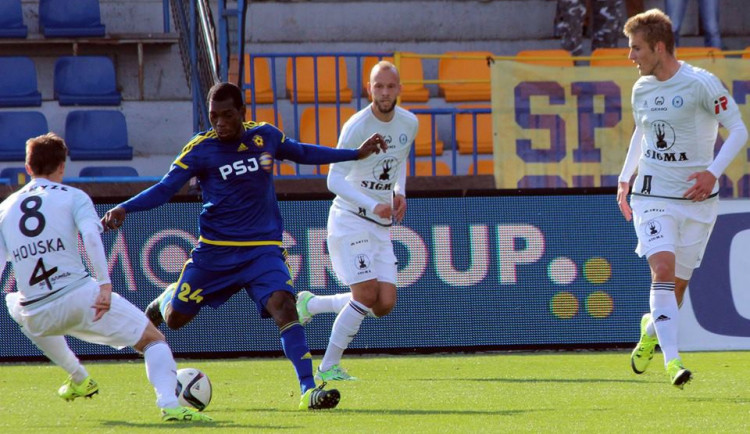 Augusto Batioja v obležení olomouckých protihráčů