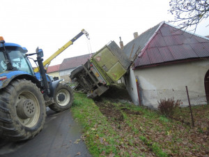 V Milíčově se převrátil traktor a padl na dům