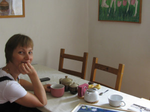 Grafička s jedním ze svých výtvorů