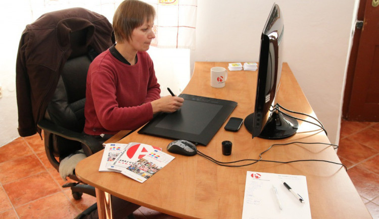Grafička Lucie Skálová při práci.