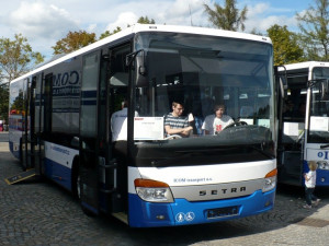 Cestující s firmou ICOM transport budou jezdit ve 140 nových nízkopodlažních autobusech