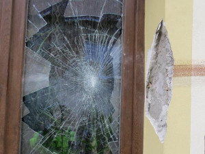 stara rise rozbite okno