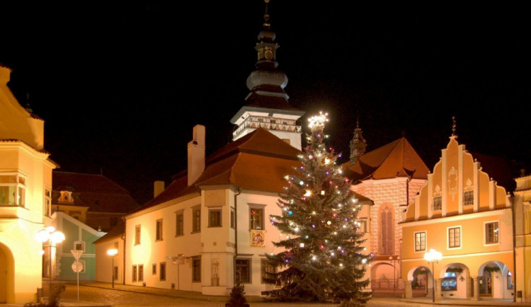 Dnes ráno bude na pelhřimovské náměstí převezen vánoční strom