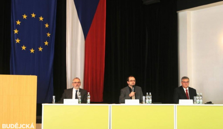 Diskuse soupeřů o funkci rektora Jihočeské univerzity byla vášnivá