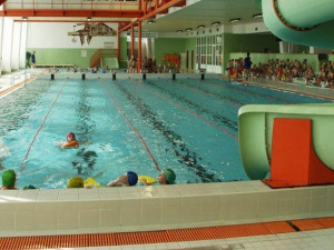 Bazén Evžena Rošického slaví padesáté narozeniny, plavat se zde naučilo přes 180 tisíc dětí