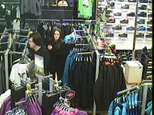 V půlce listopadu se kradlo v City parku. Pomůžete policii s identifikací?