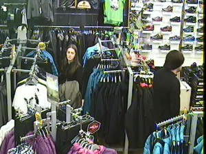 V půlce listopadu se kradlo v City parku. Pomůžete policii s identifikací?