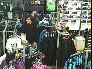 V půlce listopadu se kradlo v City parku. Pomůžete policii s identifikací?