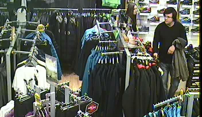 V půlce listopadu se kradlo v City parku. Pomůžete policii s identifikací?