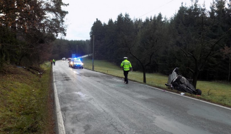 V Hněvkovicích na Havlíčkobrodsku dnes zemřel padesátiletý řidič, bouralo se i na Třebíčsku