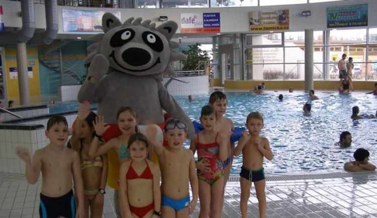 Na Vodním ráji v Jihlavě bude ještě deset dní nadělovat mýval. Soutěží se o volné vstupy