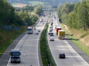 Na dálnici D1 hořel náklaďák, provoz ve směru na Brno byl zastaven