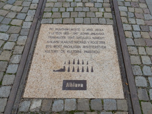 Žulová deska na mostě U Jánů