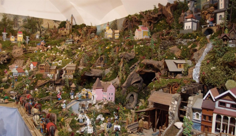 Betlémáři v Třešti dokončují domácí ručně vyřezávané betlémy