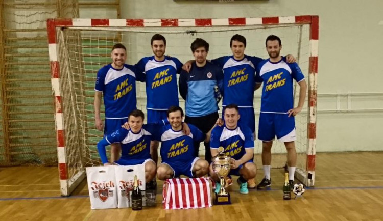 Vánoční turnaj ve futsalu ovládli hráči AMC Trans
