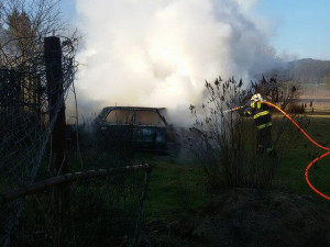 Požár starého vraku v Dolní Cerekvi