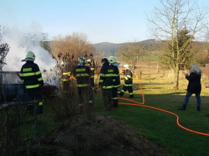 Požár starého vraku v Dolní Cerekvi