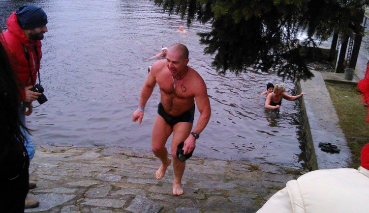 Na čtyři desítky otužilců se sešlo na novoročním koupání v Jihlavě