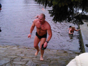 Na čtyři desítky otužilců se sešlo na novoročním koupání v Jihlavě