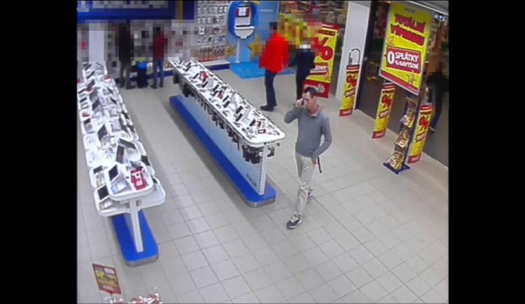 Zloděj mobilního telefonu z obchodního domu dopaden