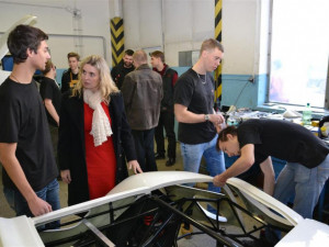 Radní Jana Fialová při návštěvě v konstrukční dílně Kaipanu.