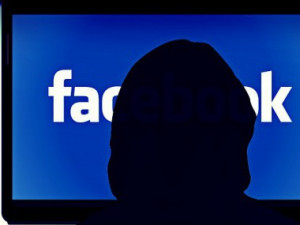 Facebookem se znovu šíří žádosti přátel o peníze. Můžete přijít o všechny úspory